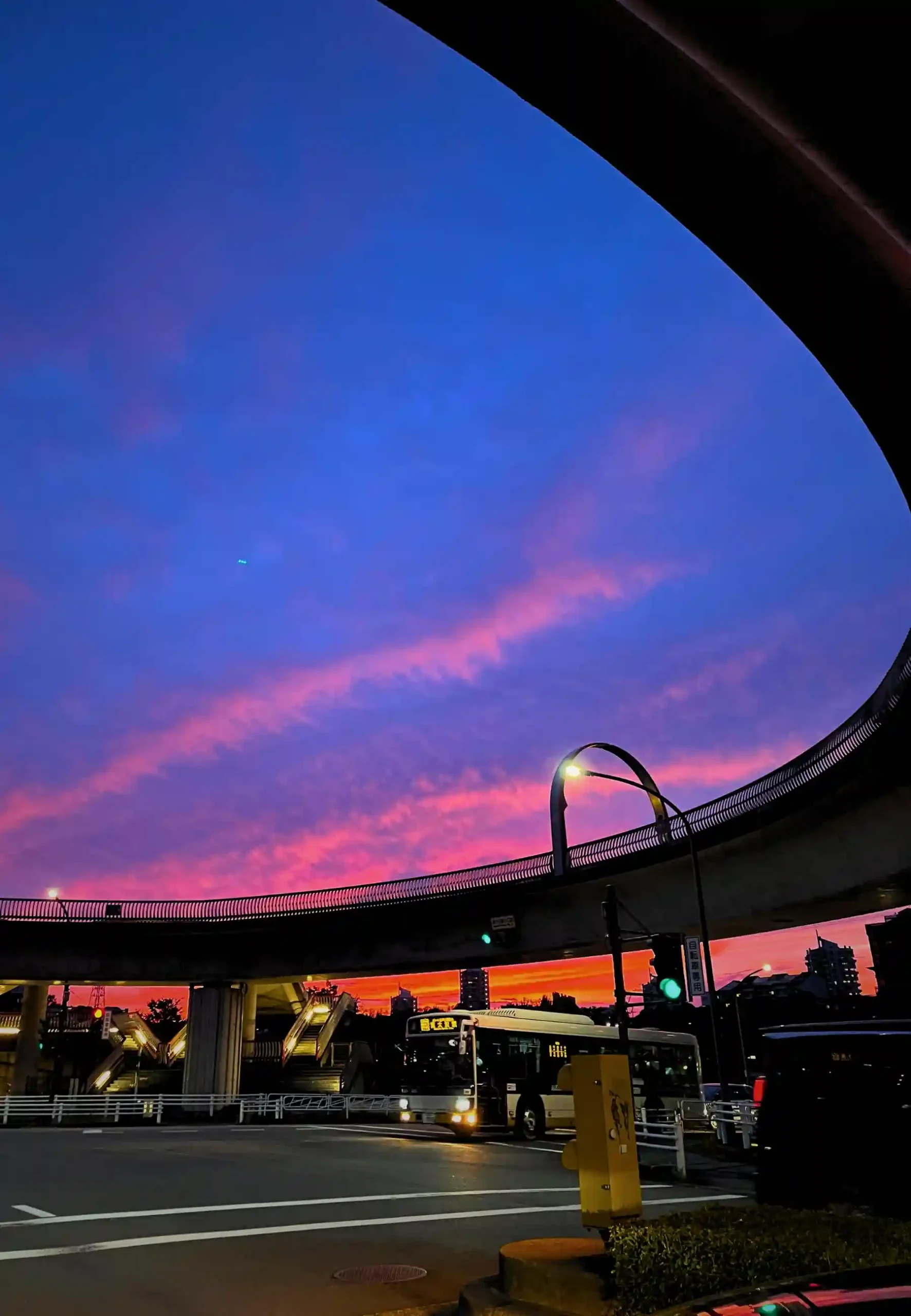 南大沢輪舞歩道橋と夕焼け